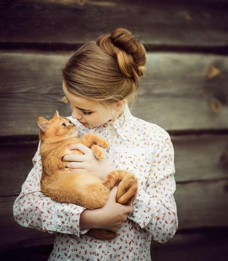 Девочка с котенком