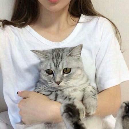 Девушка с котом на руках