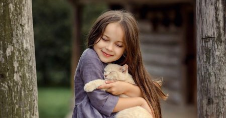 Девочка с котенком