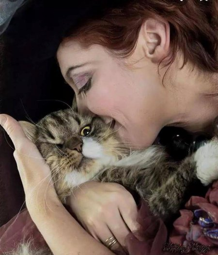 Девушка целует кота