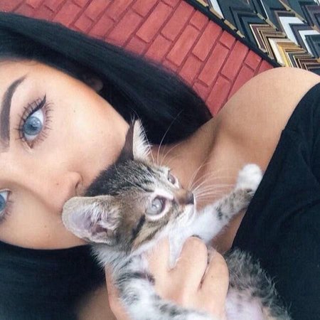 Брюнетка с кошкой