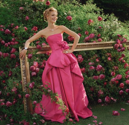 Красивая девушка в розовом платье