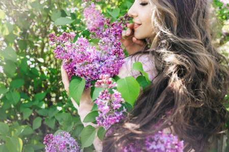 Девушка с сиренью