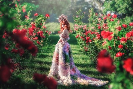 Девушка в саду