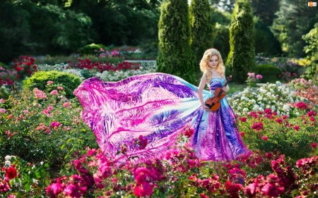 Девушка в саду