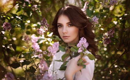 Девушка в саду