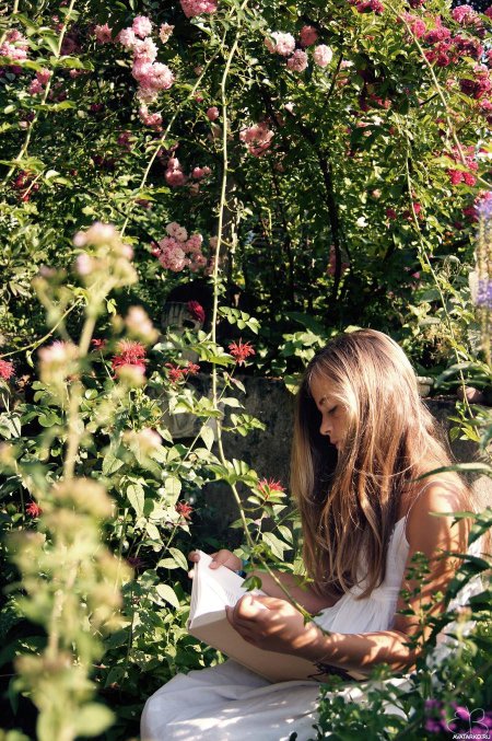 Девушка в саду