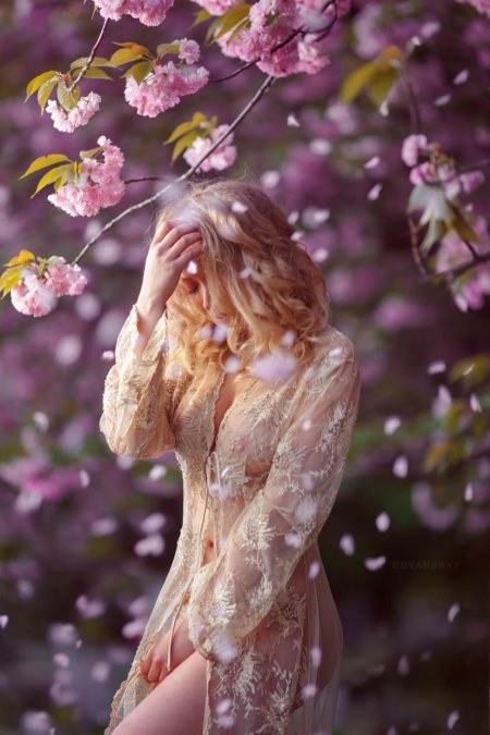 Девушка в цветущем саду