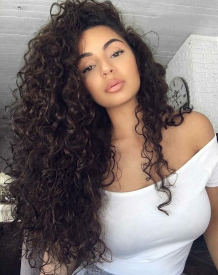 Кудрявые волосы у девушек