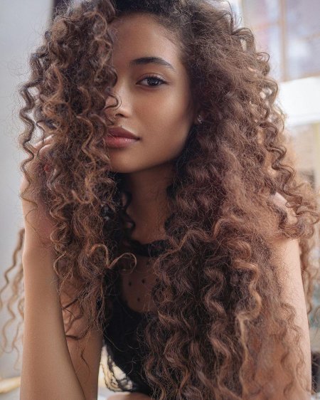 Прическа кудрявая