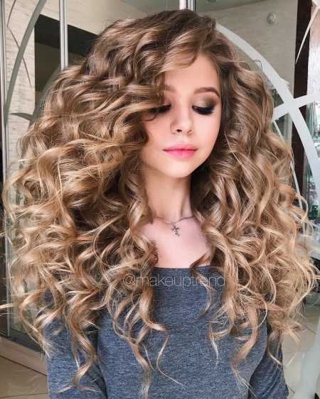 Прическа с кудрями на длинные волосы
