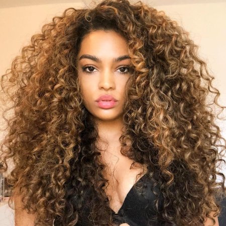 Шоколадные кудрявые волосы