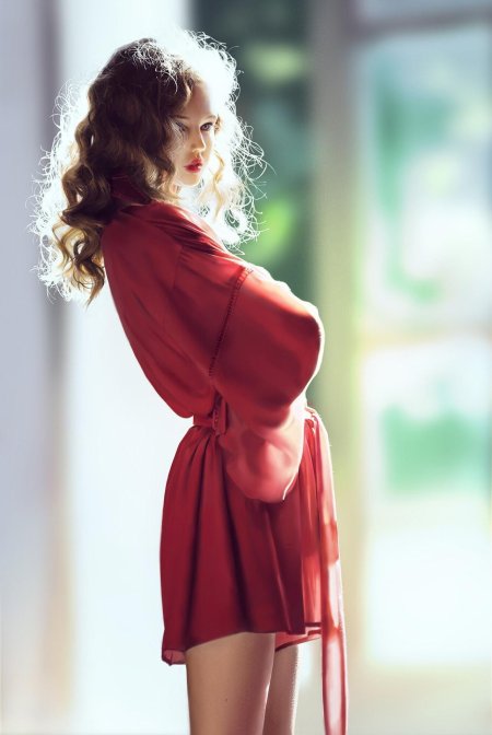 Девушка вкрсном халате