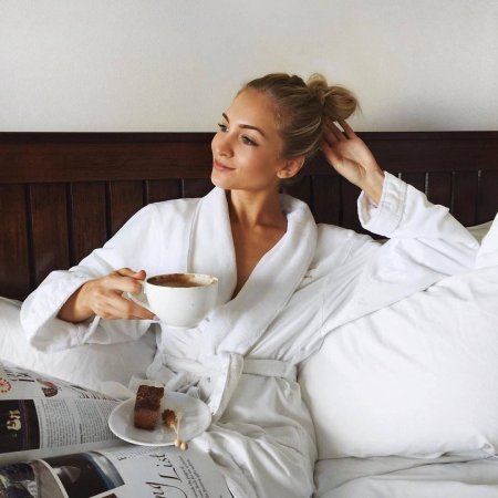 Женщина в халате