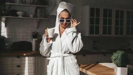 Девушка в халате