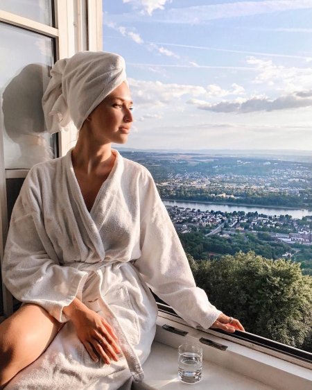 Девушка в банном халате