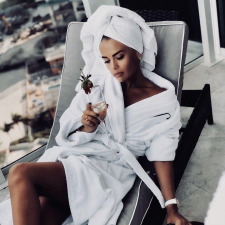 Девушка с полотенцем на голове