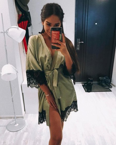 Девушка в халате