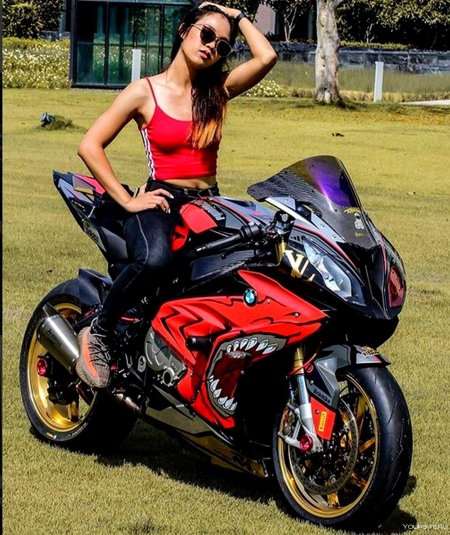 Девушка на мотоцикл