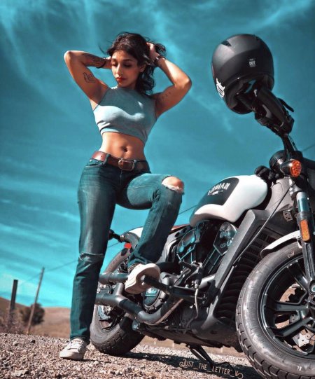Женщина на мотоцикле