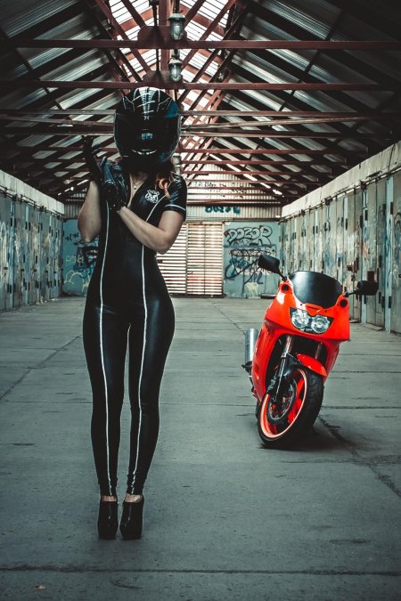 Девушка на мотоцикл