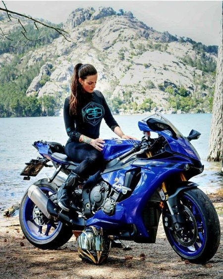 Брюнетка на мотоцикле