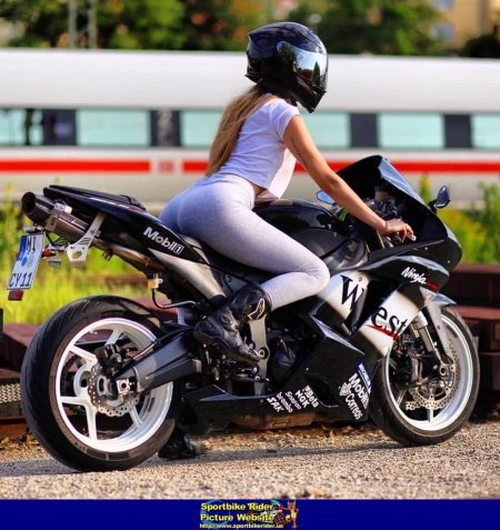 Девушка и мотоцикл