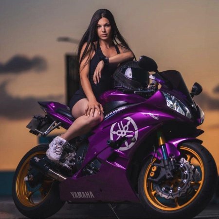 Девушка мотоциклистка