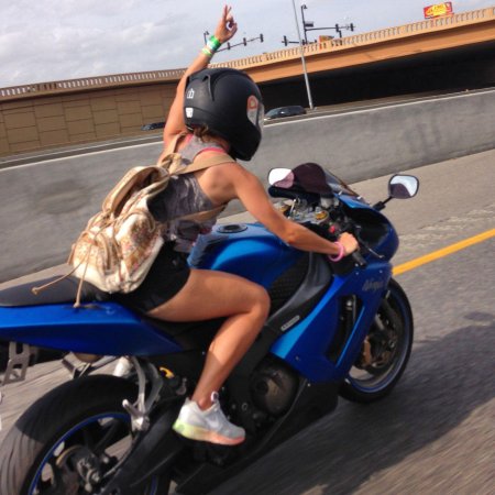 Девушка на мотоцикле в шлеме