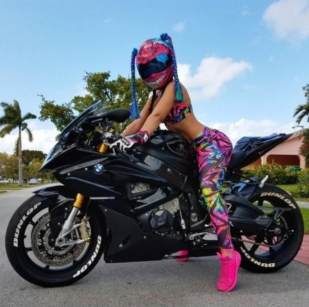 Девушки с мотоциклами будущего