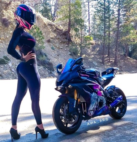 Девушка на мотоцикле