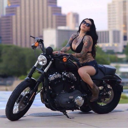 Девушка на мотоцикле