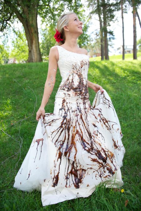 Трэш фотосессия в свадебном платье