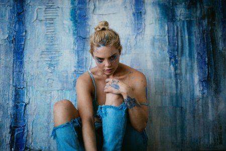 Девушка в рваной одежде