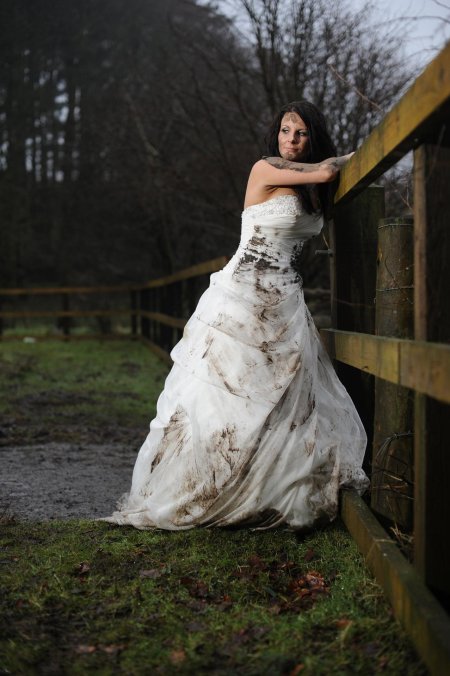 Девушка в свадебном платье