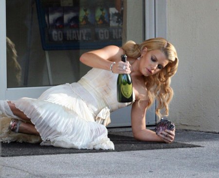 Пьяная девушка в платье
