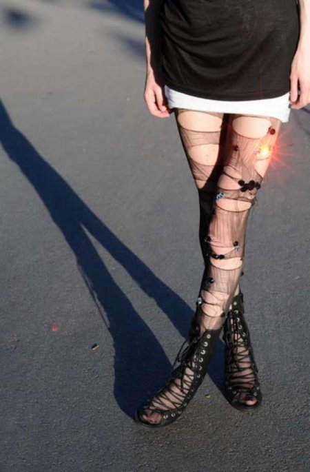 В рваных колготках