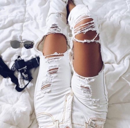 Ноги в рваных джинсах