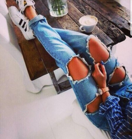 Девушка в рваных джинсах