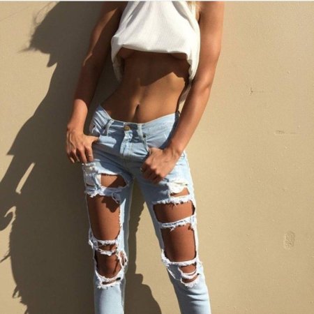 Девушка в рваных джинсах