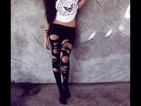 Девушки в рваных леггинсах