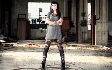 Девушка в порванных колготках