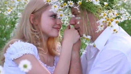 Парень и девушка в ромашках