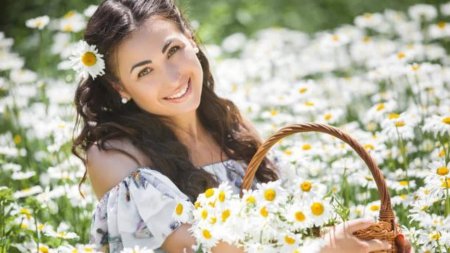 Девушка с ромашками