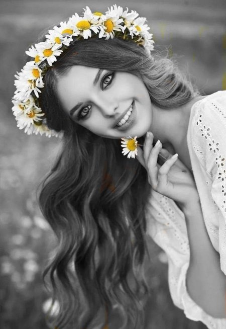 Девушка в венке из ромашек