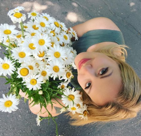 Блондинка с ромашками