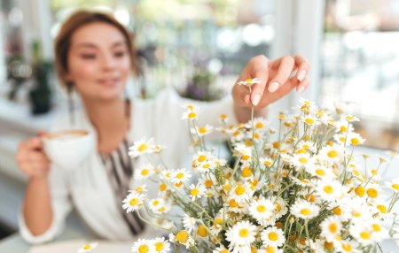 Женщина с ромашками