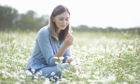 Девочка гадает на ромашке
