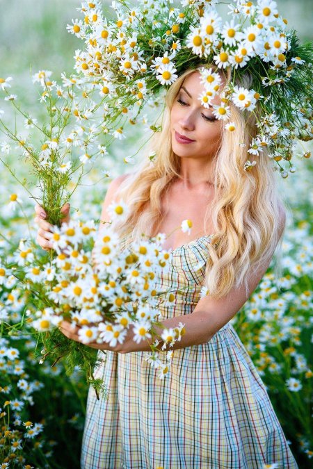 Красивые девушки с ромашками