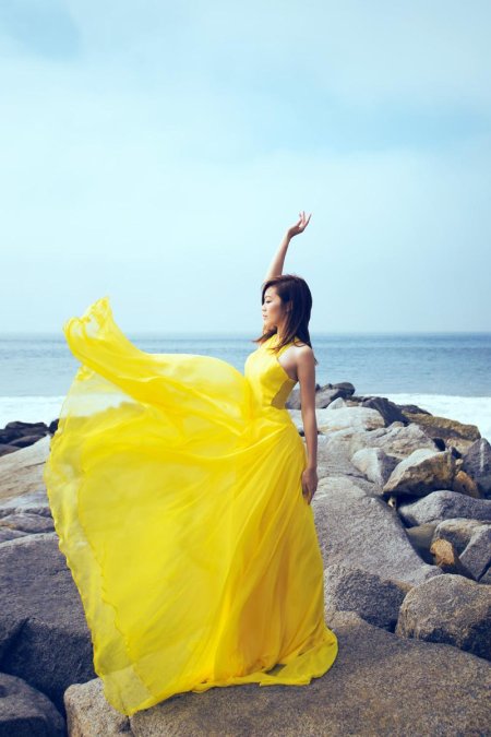 Девушка в желтом платье